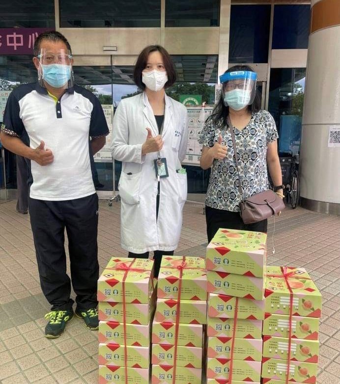中原資管聲援果農認購拉拉山水蜜桃，並送至部立桃園醫院為醫護人員加油打氣.jpg