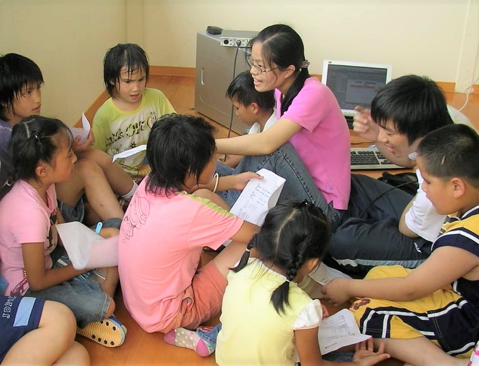 中原大學資管系師生上山教光華部落的原住民小朋友使用電腦，迄今已有長達18年的情誼.jpg