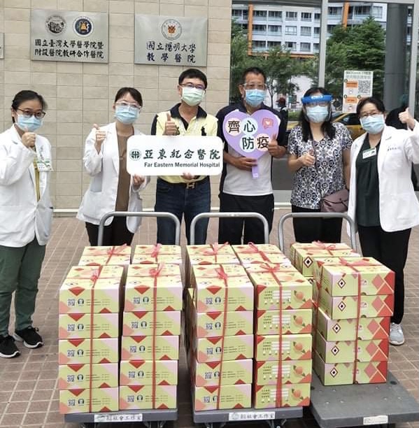 中原大學致贈拉拉山水蜜桃與新北市亞東紀念醫院醫護分享，由亞東醫院社工室主任熊蕙筠(右一)、醫研部人工智慧中心主任蔡義昌(左三)代表接受.jpg