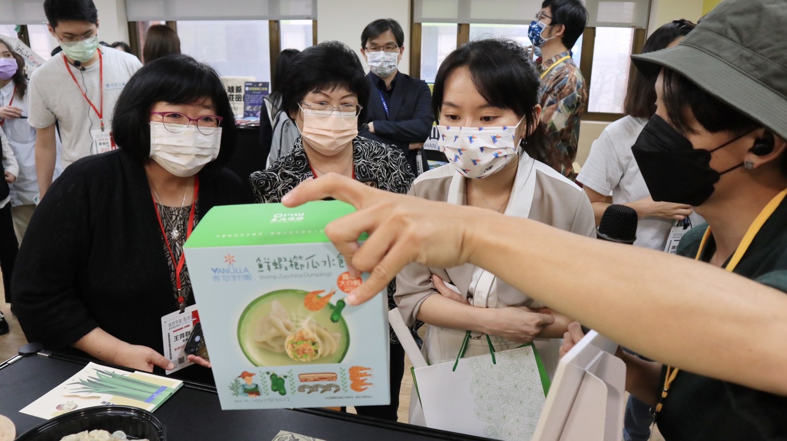 桃園市輔導創生青年在地方深耕，圖為香草野園團隊(右1)向青發署署長陳雪玉(左2)與青年局局長陳冠穎(右2)介紹青農商品.jpg