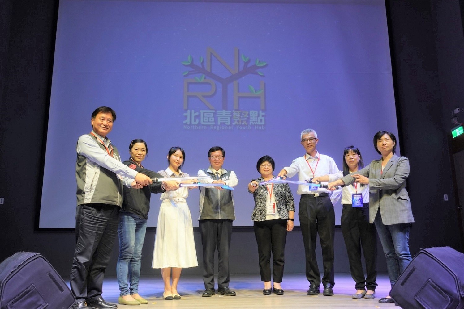 北區青聚點啟用記者會邀請青年署署長陳雪玉(右4)、桃園市市長鄭文燦(左4)等與會貴賓共同舉起創生光劍為青年引路.jpg